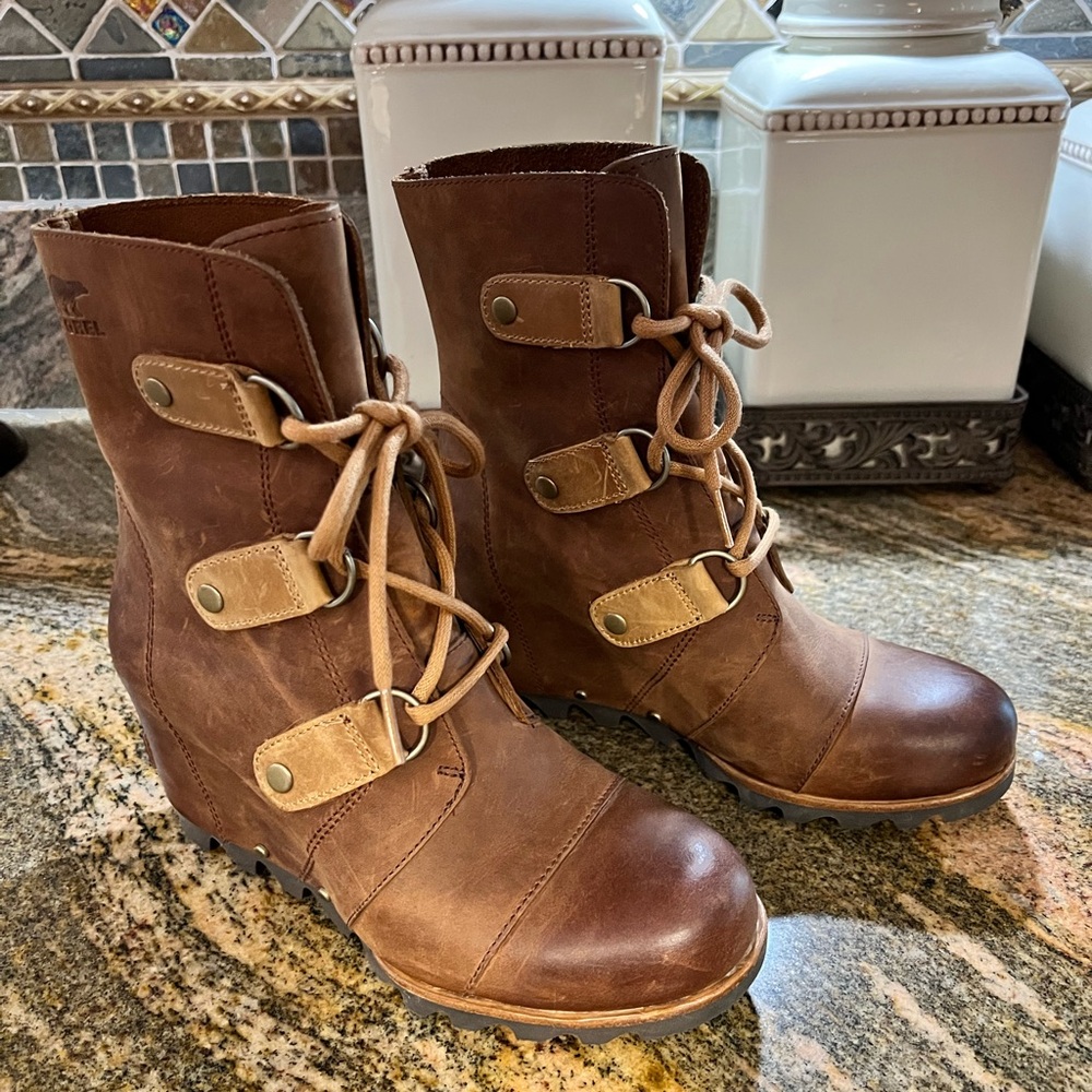 Sorel Brown Wedge Boots with Lace-Up Design Size 7.5
